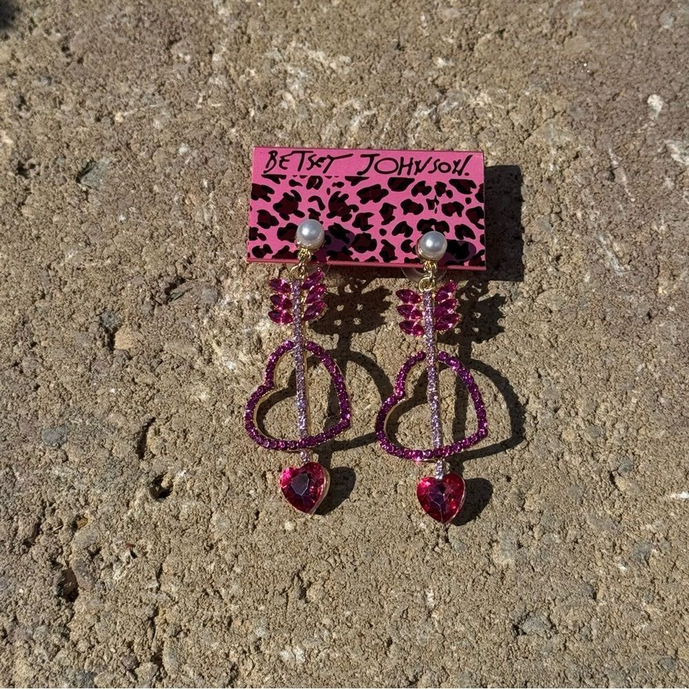EARRINGS! Betsey Johnson Pink Heart and Arrow Drop Earrings BNWT - Picture 3 of 6